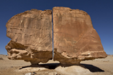 Al-Naslaa-Rock-Formation2.jpg