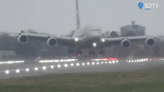 Overpowering crosswind makes airliner HOVER above runway during landing at London’s Heathrow.mp4