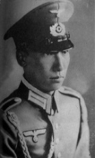 Chiang Wei-kuo with hat.jpg
