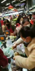 People fighting over food in Wuhan-8qdwLLq73yk.mp4