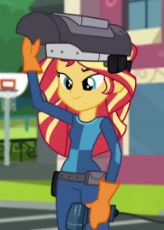 1678230__safe_screencap_sunset shimmer_equestria girls_get the show on the road_spoiler-colon-eqg summertime shorts_animated_clothes_female_gif_gloves_.gif