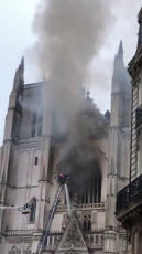 RT - Firefighters battle to save Cathedral in #Nantes, #France, as blaze breaks out-1284390221006680065.mp4