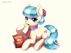6813604__safe_artist-colon-vinilyart_imported+from+derpibooru_coco+pommel_earth+pony_pony_blushing_chips_eating_female_food_mare_simple+background_solo_spanish_.png
