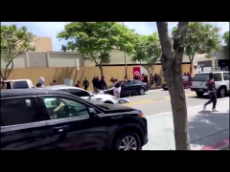 James Woods - This is a car being stopped in Santa Monica, CA by protestors in broad daylight and the passengers being beaten ... #DefundThePolice #Democrats-1273409736759599104.mp4