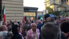 Police had to withdraw in Turin this afternoon.mp4
